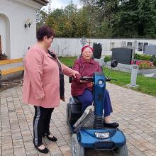 St. Oswalds Bürgermeisterin Rosemarie Kloimüller mit alter Frau am Friedhof