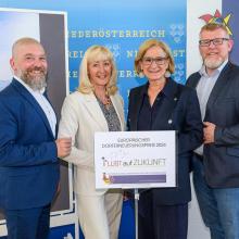Bürgermeister Reinhard Nosofsky, Geschäftsführerin Theres Friewald-Hofbauer (Europäische ARGE Landentwicklung und Dorferneuerung), Landeshauptfrau Johanna Mikl-Leitner und Vizebürgermeister Andreas Prüller. 