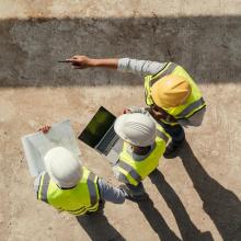 3 Männer auf einer Baustelle