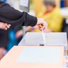 Wahlurne mit Kuvert