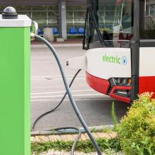 Elektrobus wird geladen