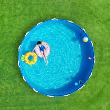 Frau in einem Swimmingpool