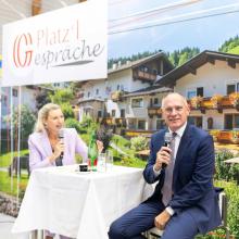 Innenminister Gerhard Karner mit Moderatorin Martina Klementin.