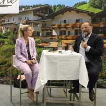 Staatssekretär Sepp Schellhorn mit Moderatorin Martin Klementin.