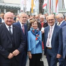 Bundeskanzler Christian Stocker, Bundespräsident Alexander Van der Bellen mit Ehefrau Doris Schmidauer, Gemeindebundpräsident Johannes Pressl, Landeshauptmann Peter Kaiser und der Klagenfurter Bürgermeister Christian Scheider.