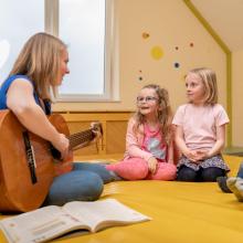 Kinder mit Kindergartenpädagogin