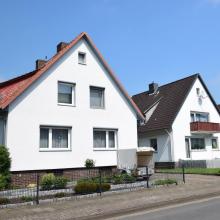 Wohnstraße mit Häusern der Nachkriegszeit