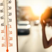 Frau leidet unter Hitze