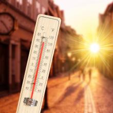 Ein Thermometer und Hitze in der Stadt