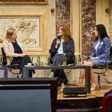 Im Gespräch bei der Bürgermeisterinnen-Konferenz: (v.l.n.r.  Vizebürgermeisterin Judith Schwentner und Bürgermeisterin Elke Kahr aus Graz, Bürgermeisterin Angela Baumgartner und Amtsleiterin Melinda Oesterreicher aus Sulz im Weinviertel.