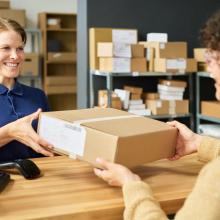 Frau übernimmt ein Paket