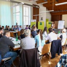  Rund 50 Vertreterinnen und Vertreter aus Landwirtschaft, Wasserbau, Naturschutz, Imkerei, Wissenschaft und Verwaltung brachten  ihre Erfahrungen und Perspektiven zur Eindämmung invasiver Arten ein.